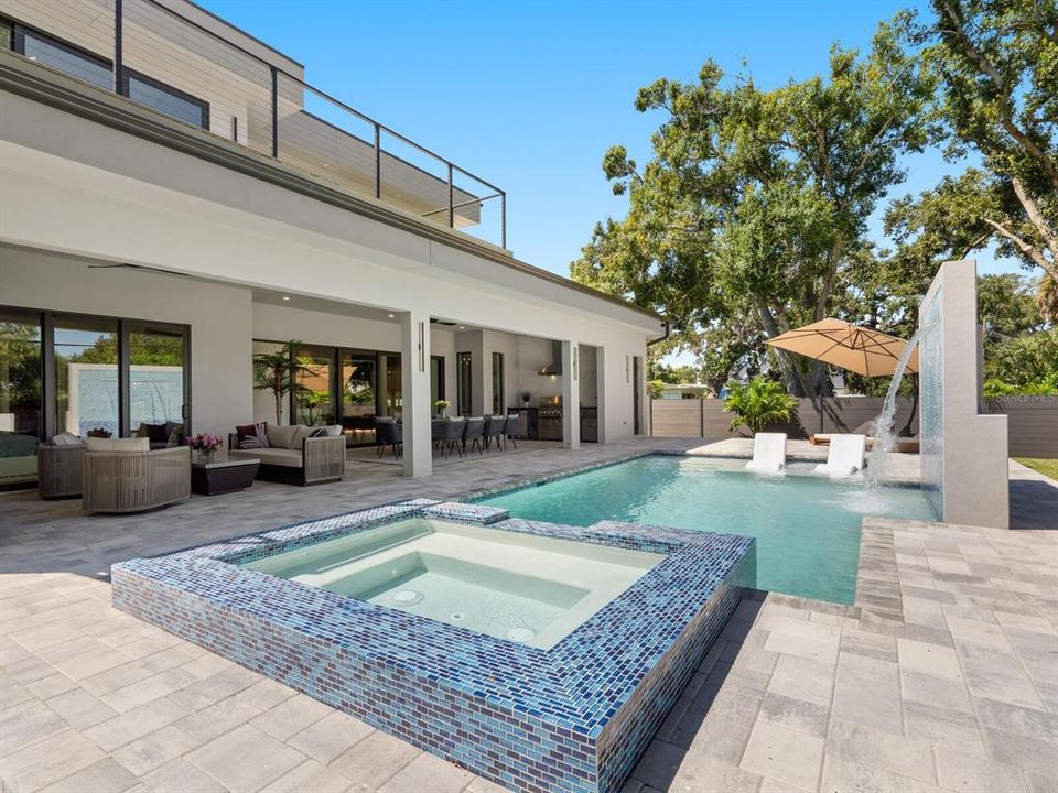 Activo con contrato: $2,649,000 (4 camas, 5 baños, 3864 Pies cuadrados)