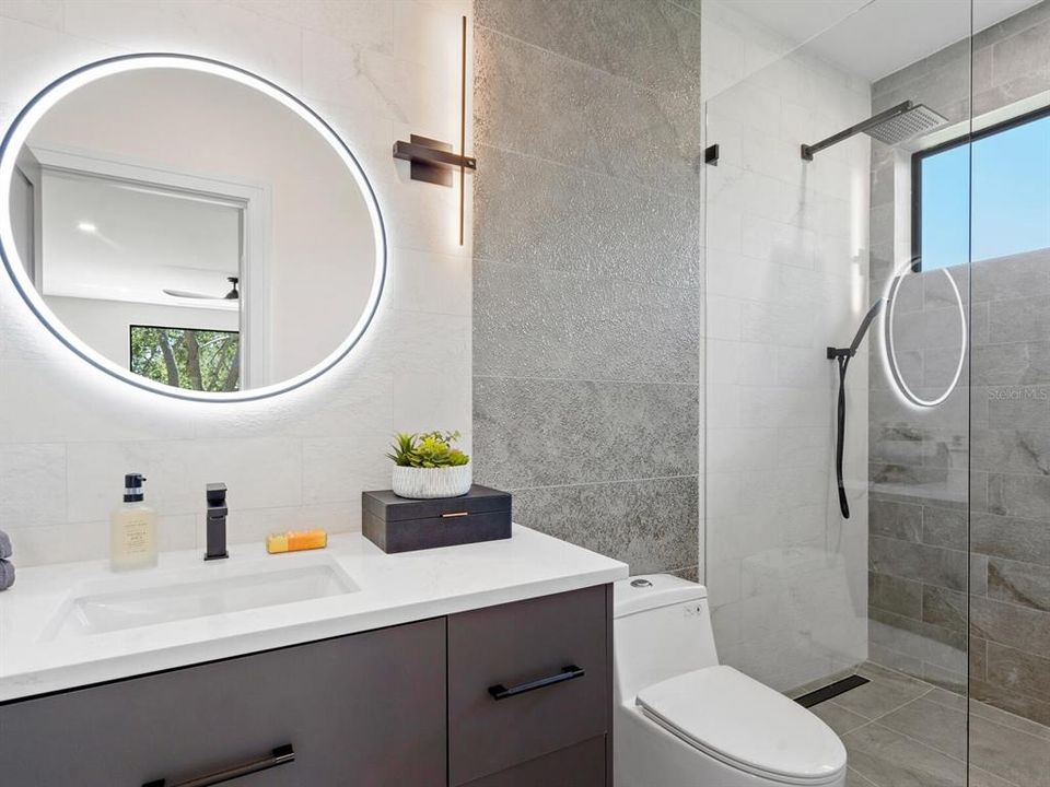 Activo con contrato: $2,649,000 (4 camas, 5 baños, 3864 Pies cuadrados)