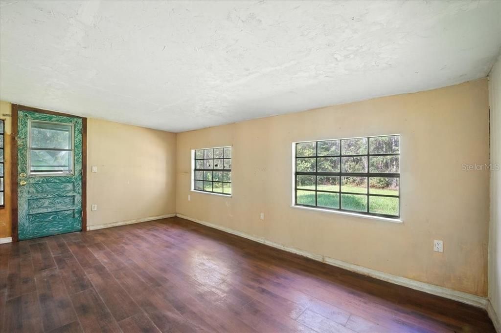 For Sale: $160,000 (3 beds, 3 baths, 2348 Square Feet)