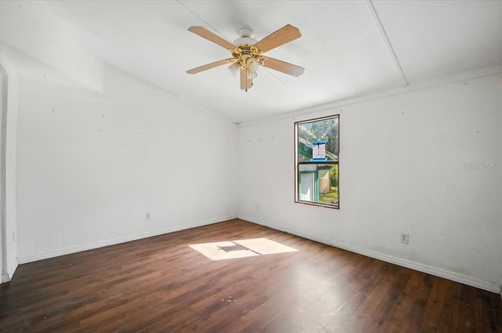 For Sale: $160,000 (3 beds, 3 baths, 2348 Square Feet)