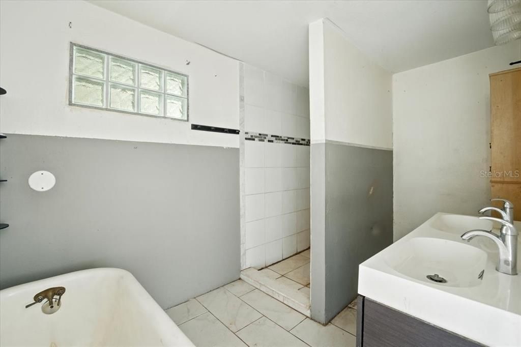 For Sale: $160,000 (3 beds, 3 baths, 2348 Square Feet)