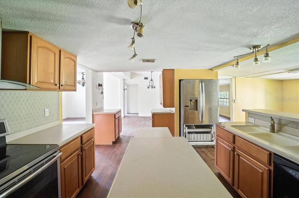 For Sale: $160,000 (3 beds, 3 baths, 2348 Square Feet)
