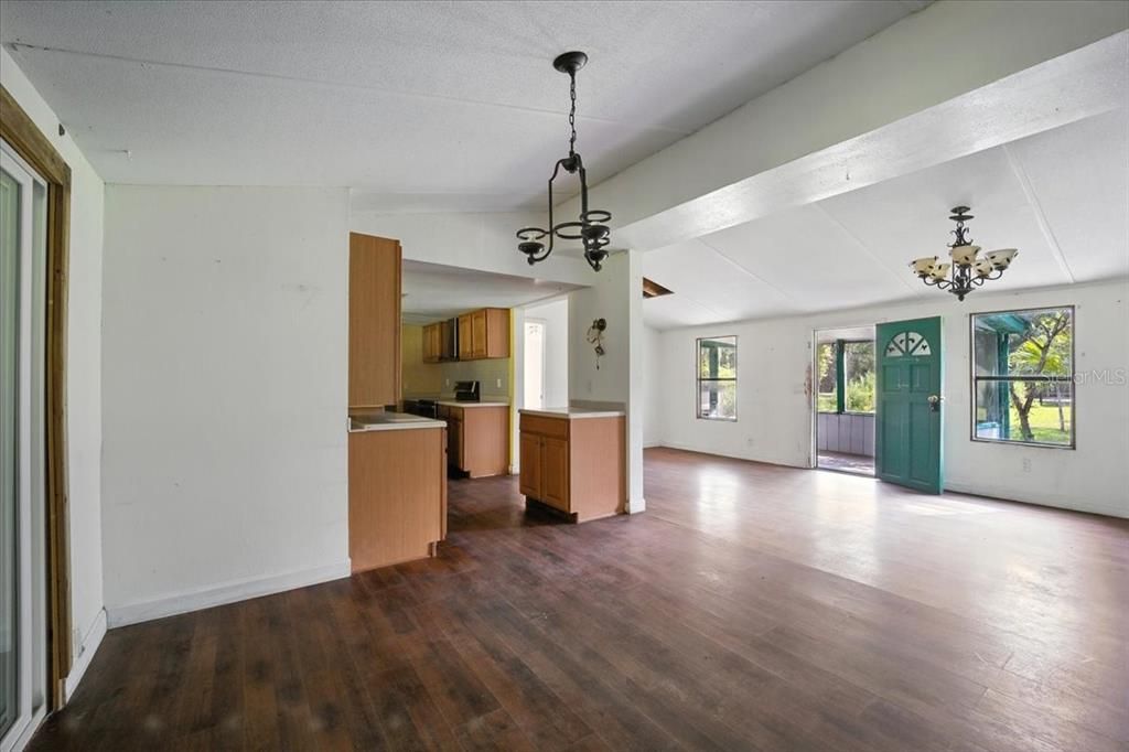 For Sale: $160,000 (3 beds, 3 baths, 2348 Square Feet)