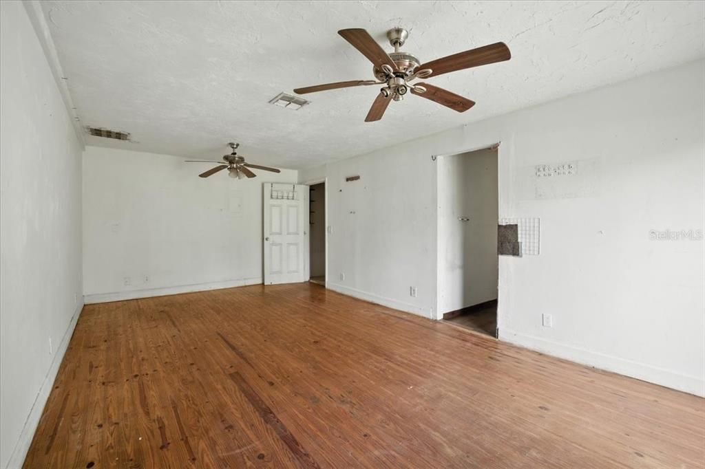 For Sale: $160,000 (3 beds, 3 baths, 2348 Square Feet)