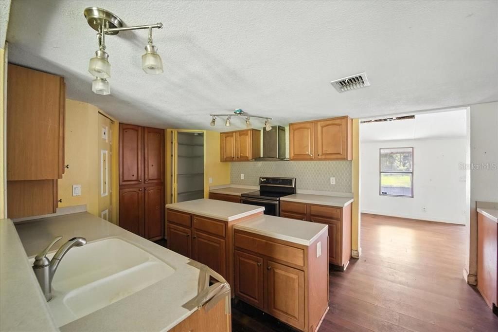 For Sale: $160,000 (3 beds, 3 baths, 2348 Square Feet)