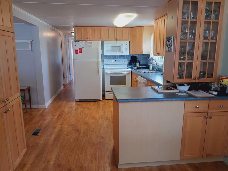 На продажу: $175,000 (2 спален, 2 ванн, 915 Квадратных фут)