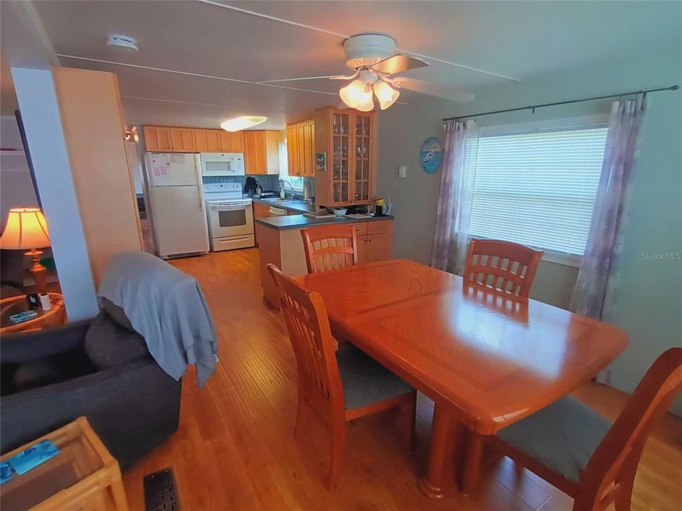 На продажу: $175,000 (2 спален, 2 ванн, 915 Квадратных фут)