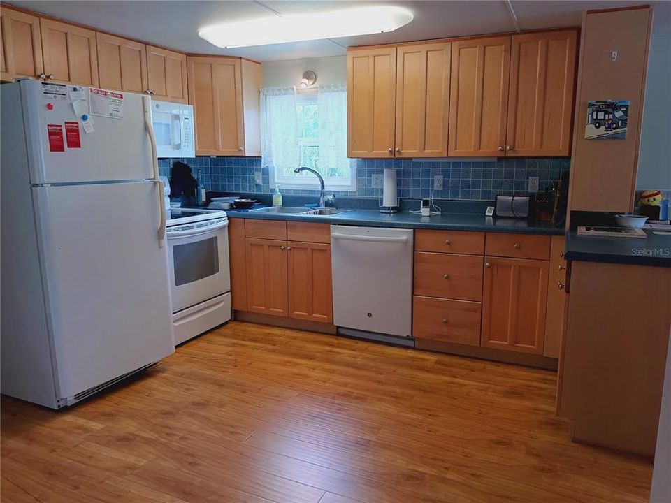 На продажу: $175,000 (2 спален, 2 ванн, 915 Квадратных фут)