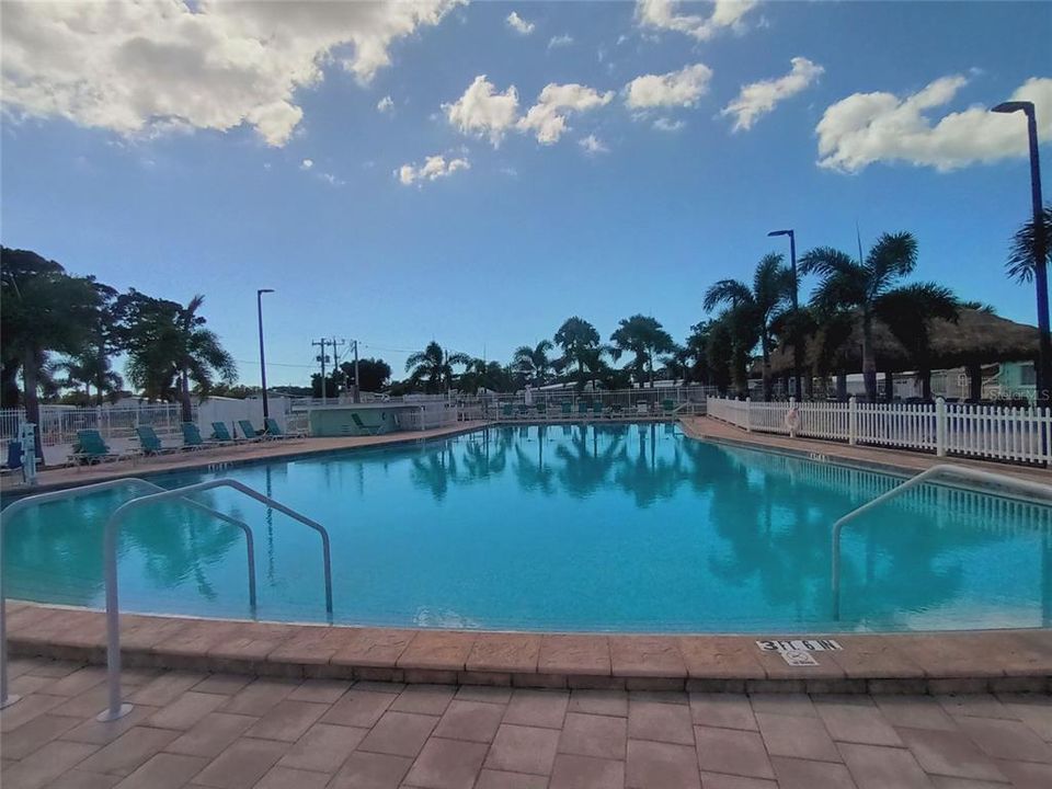 На продажу: $175,000 (2 спален, 2 ванн, 915 Квадратных фут)