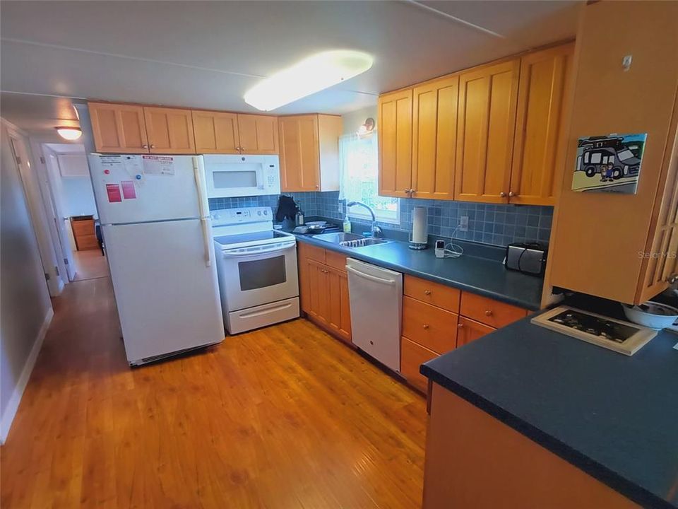 На продажу: $175,000 (2 спален, 2 ванн, 915 Квадратных фут)