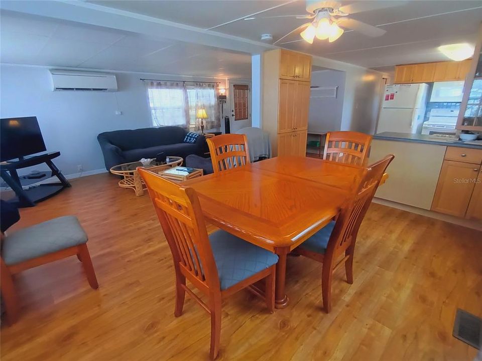 На продажу: $175,000 (2 спален, 2 ванн, 915 Квадратных фут)