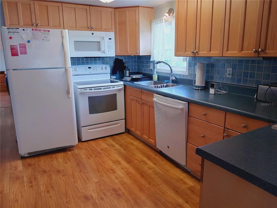 На продажу: $175,000 (2 спален, 2 ванн, 915 Квадратных фут)