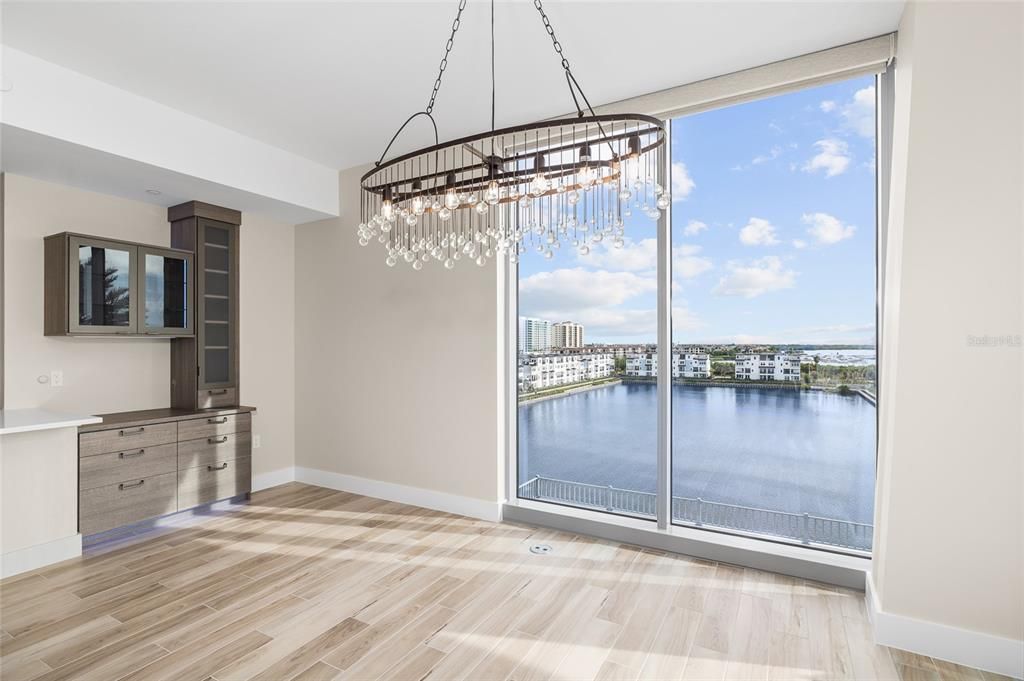 合同活跃: $1,999,000 (4 贝兹, 3 浴室, 3036 平方英尺)