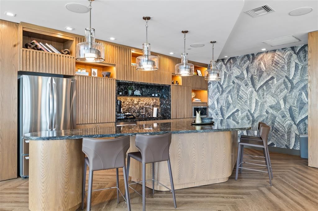 合同活跃: $1,999,000 (4 贝兹, 3 浴室, 3036 平方英尺)