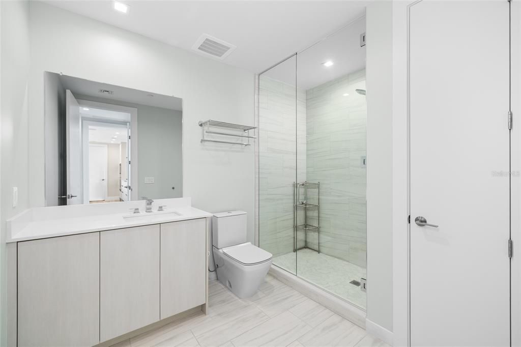 合同活跃: $1,999,000 (4 贝兹, 3 浴室, 3036 平方英尺)