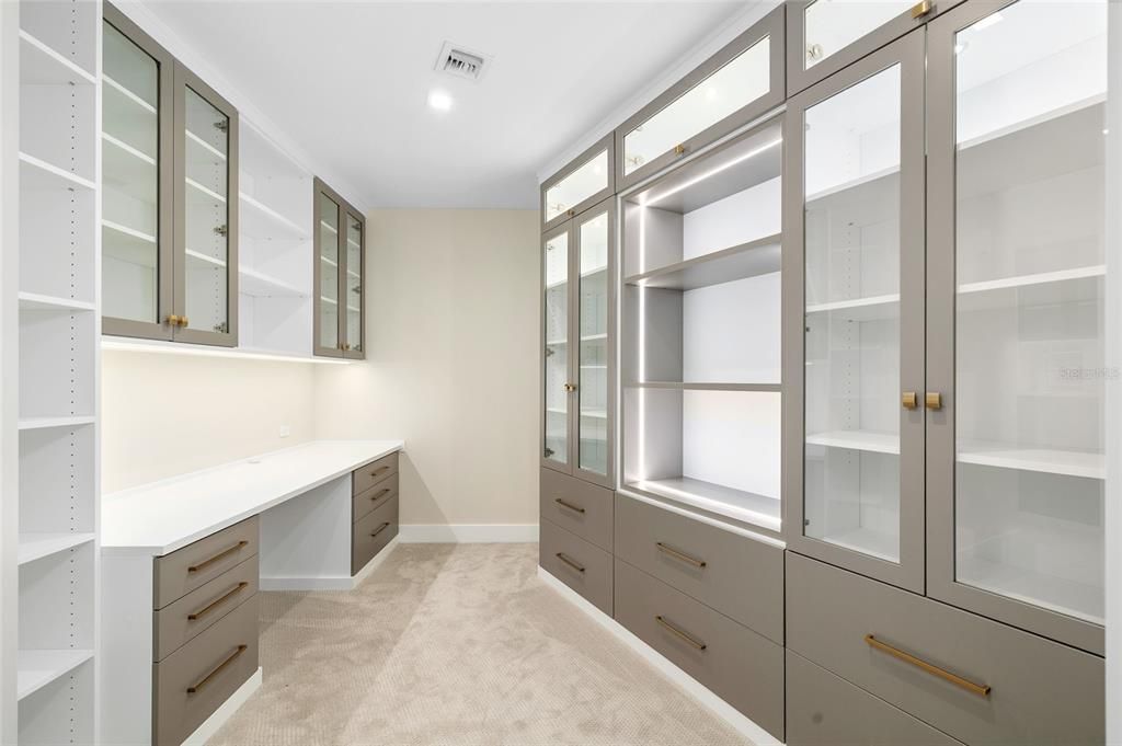 合同活跃: $1,999,000 (4 贝兹, 3 浴室, 3036 平方英尺)