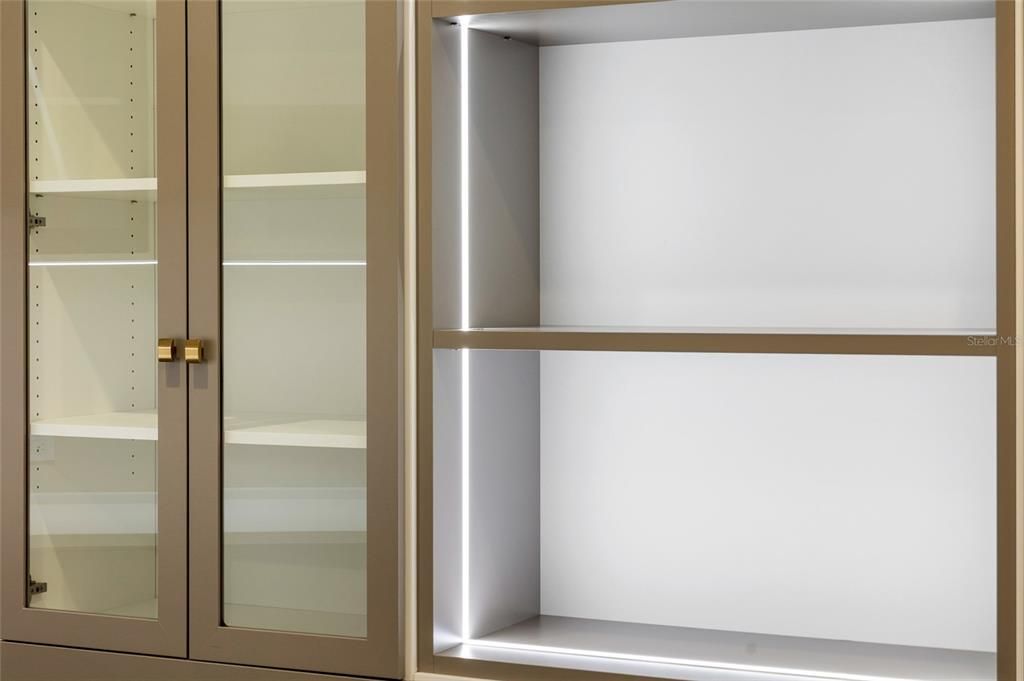 合同活跃: $1,999,000 (4 贝兹, 3 浴室, 3036 平方英尺)