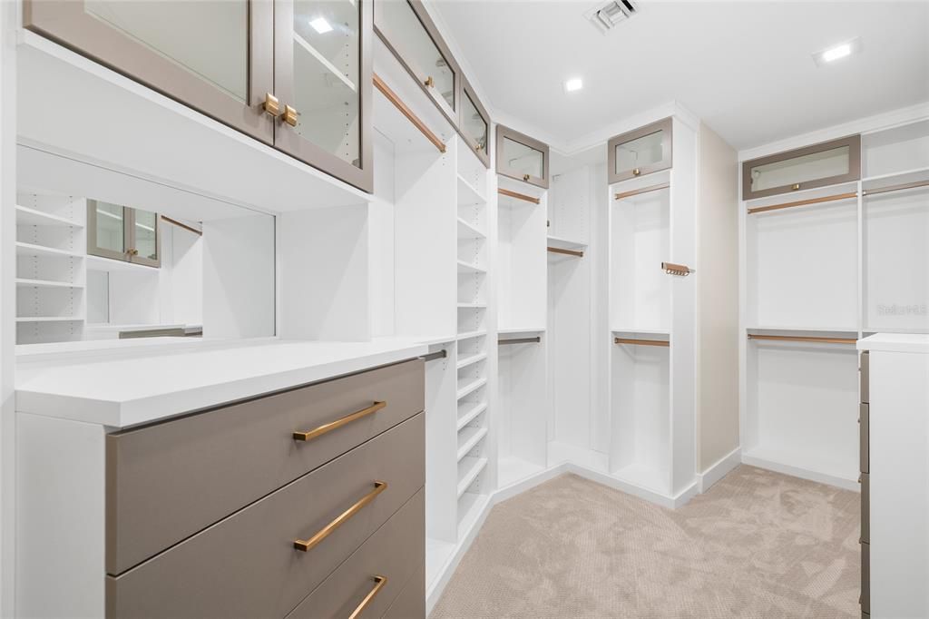 合同活跃: $1,999,000 (4 贝兹, 3 浴室, 3036 平方英尺)