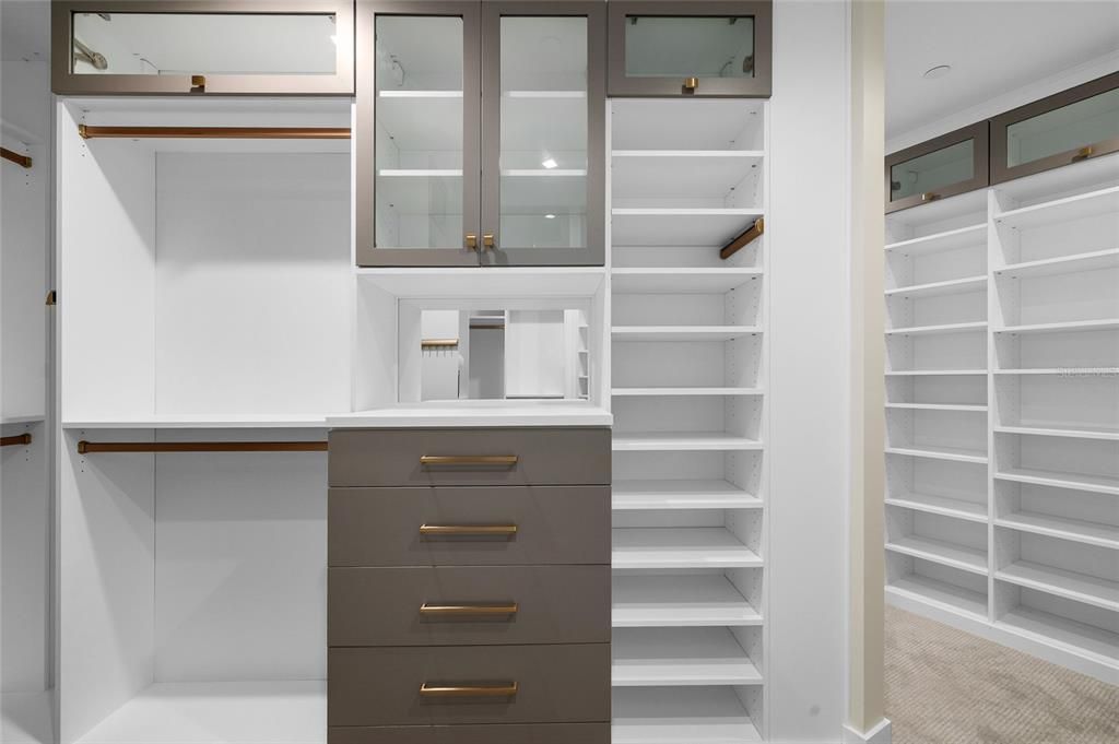 合同活跃: $1,999,000 (4 贝兹, 3 浴室, 3036 平方英尺)