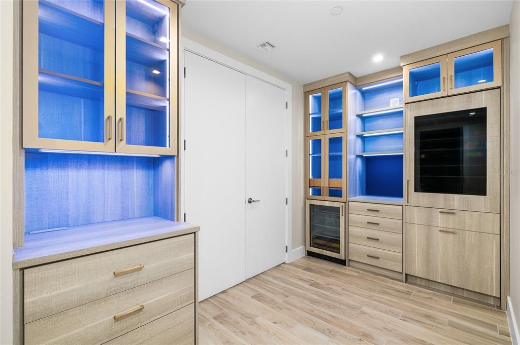 合同活跃: $1,999,000 (4 贝兹, 3 浴室, 3036 平方英尺)