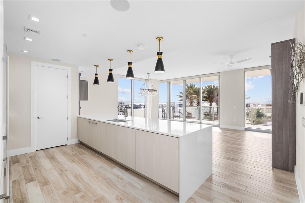 合同活跃: $1,999,000 (4 贝兹, 3 浴室, 3036 平方英尺)