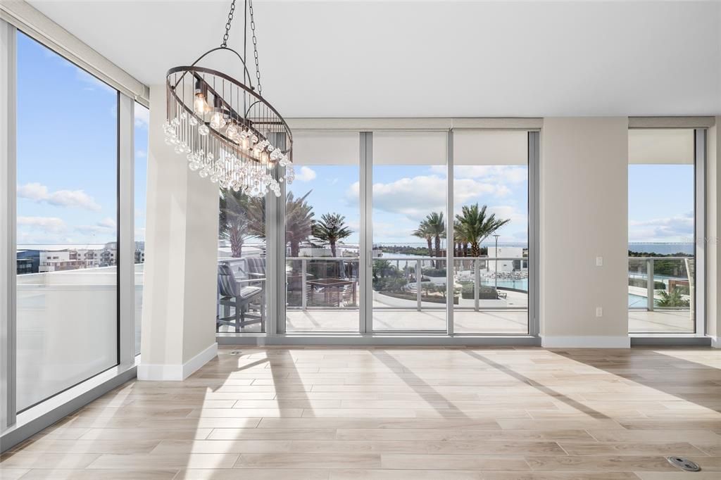 合同活跃: $1,999,000 (4 贝兹, 3 浴室, 3036 平方英尺)