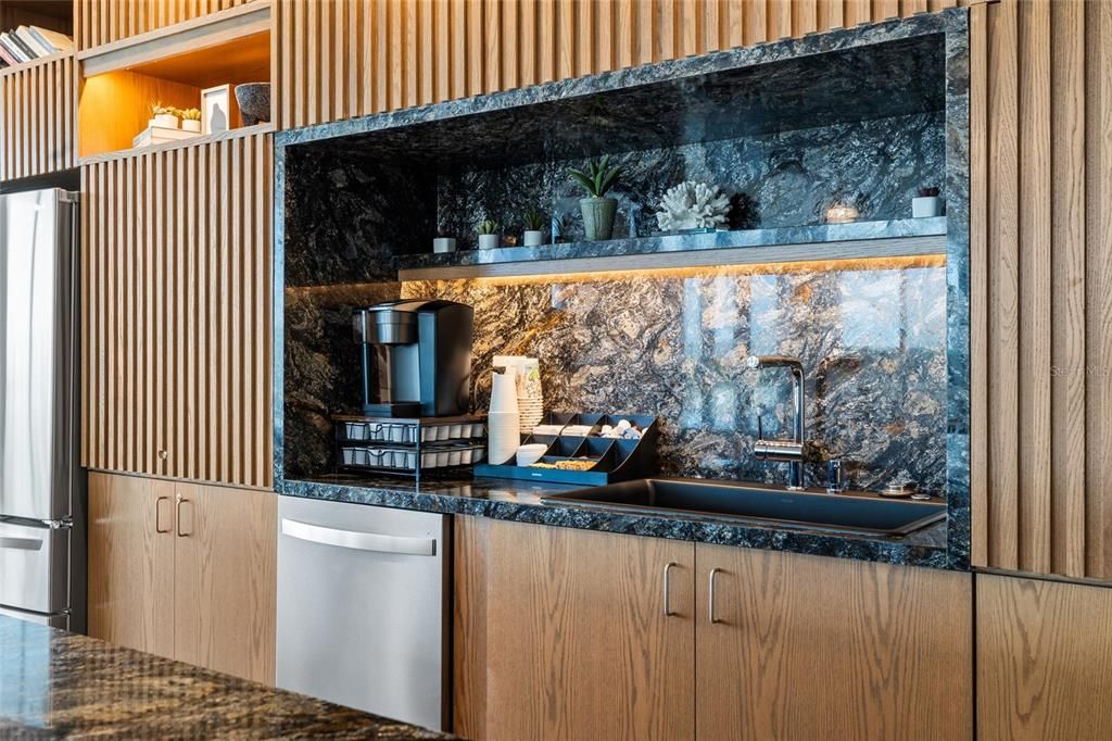 合同活跃: $1,999,000 (4 贝兹, 3 浴室, 3036 平方英尺)