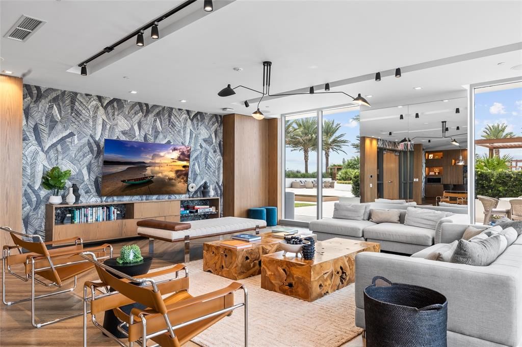 合同活跃: $1,999,000 (4 贝兹, 3 浴室, 3036 平方英尺)