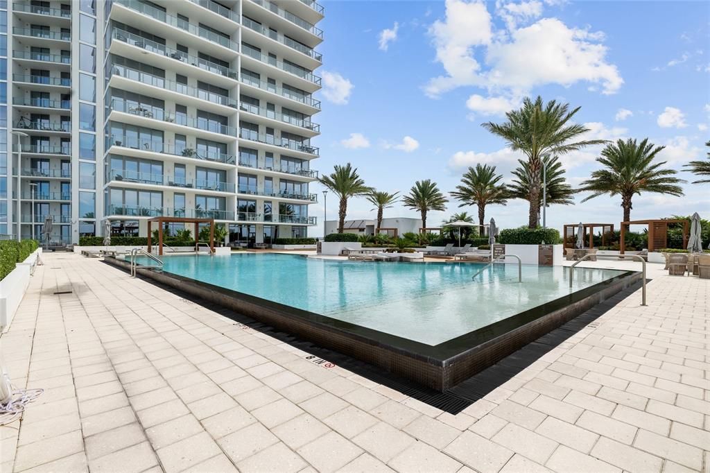 合同活跃: $1,999,000 (4 贝兹, 3 浴室, 3036 平方英尺)