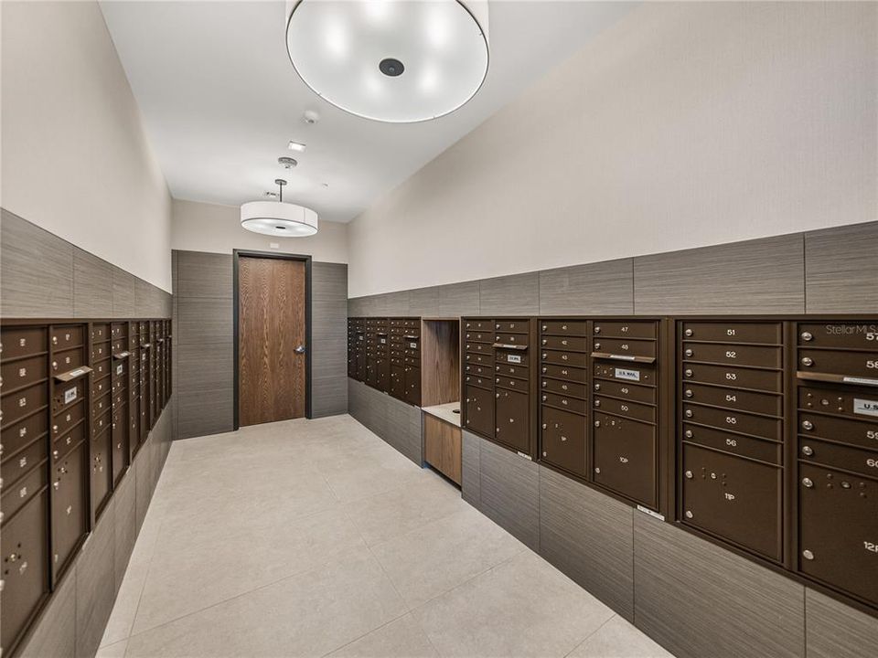 合同活跃: $1,999,000 (4 贝兹, 3 浴室, 3036 平方英尺)