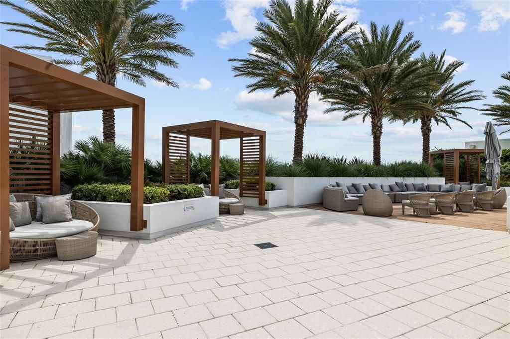 合同活跃: $1,999,000 (4 贝兹, 3 浴室, 3036 平方英尺)