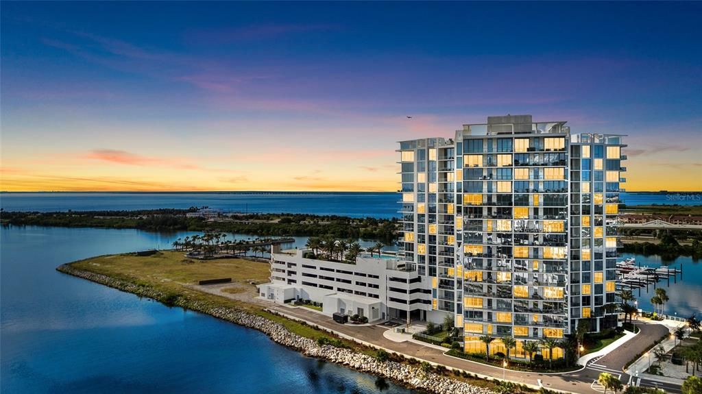 合同活跃: $1,999,000 (4 贝兹, 3 浴室, 3036 平方英尺)