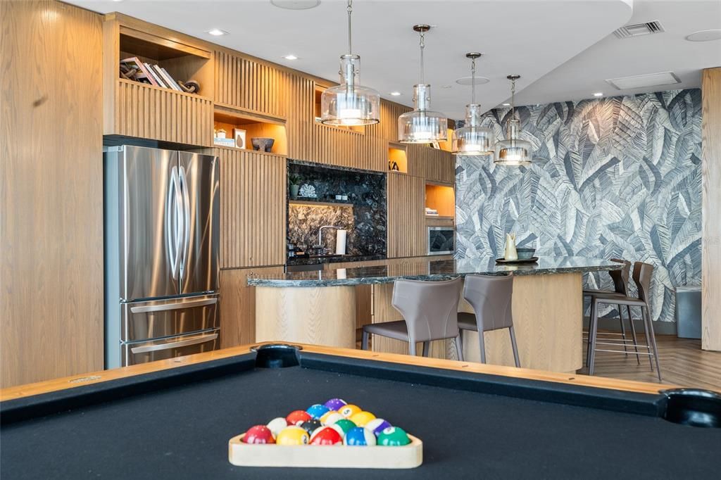 合同活跃: $1,999,000 (4 贝兹, 3 浴室, 3036 平方英尺)