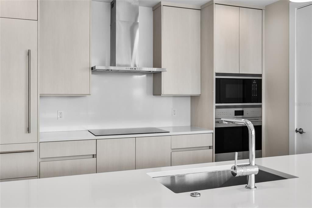 合同活跃: $1,999,000 (4 贝兹, 3 浴室, 3036 平方英尺)