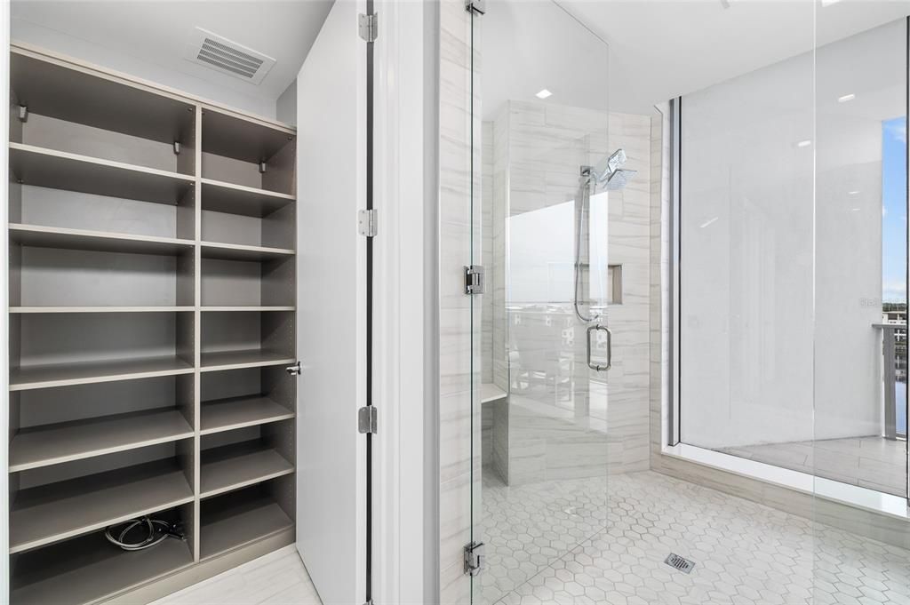 合同活跃: $1,999,000 (4 贝兹, 3 浴室, 3036 平方英尺)