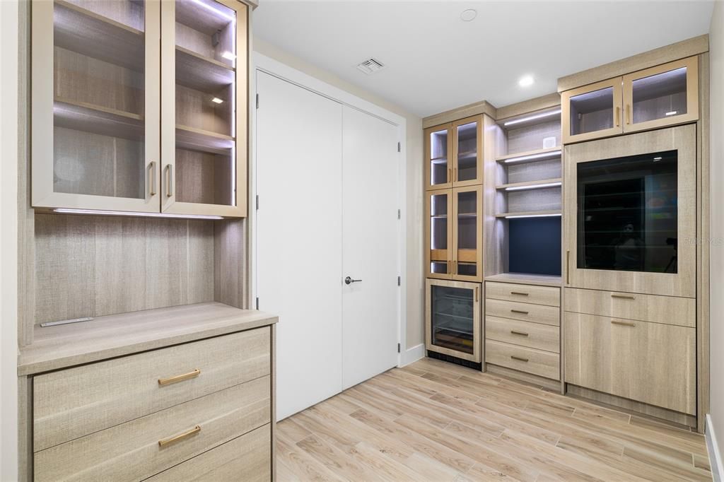 合同活跃: $1,999,000 (4 贝兹, 3 浴室, 3036 平方英尺)