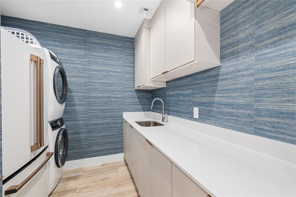 合同活跃: $1,999,000 (4 贝兹, 3 浴室, 3036 平方英尺)