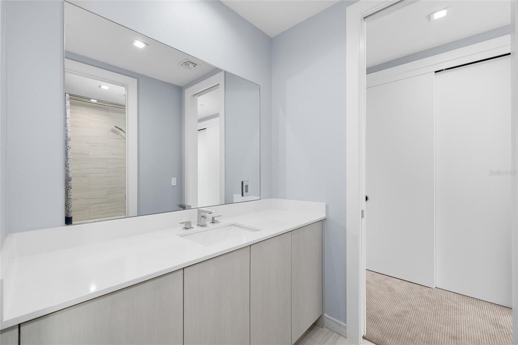 合同活跃: $1,999,000 (4 贝兹, 3 浴室, 3036 平方英尺)