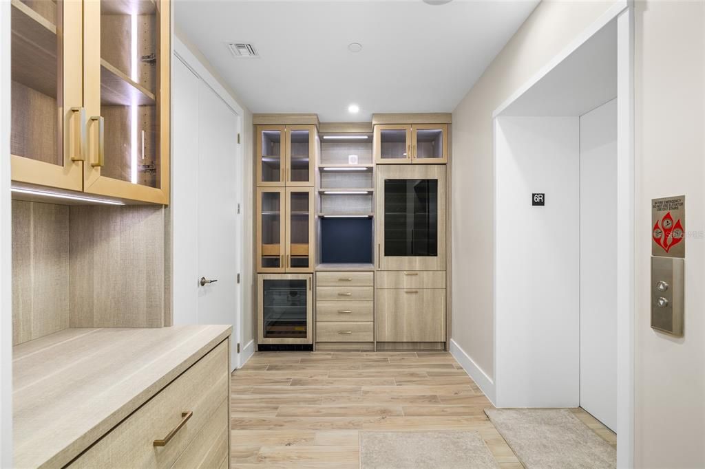 合同活跃: $1,999,000 (4 贝兹, 3 浴室, 3036 平方英尺)