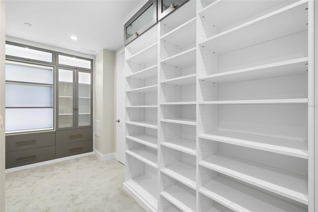 合同活跃: $1,999,000 (4 贝兹, 3 浴室, 3036 平方英尺)