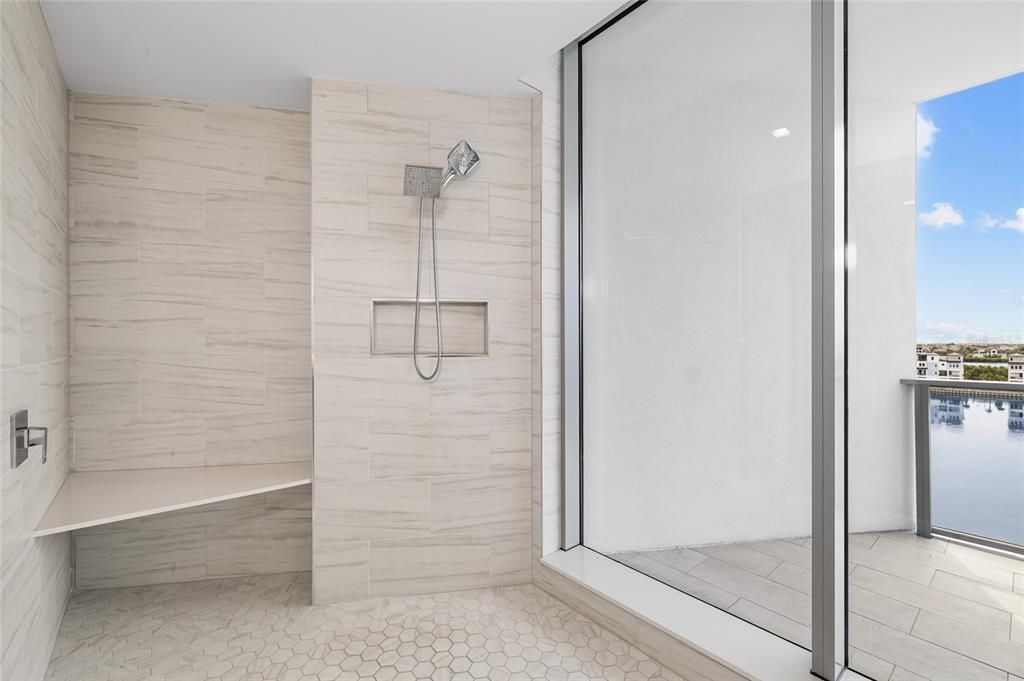 合同活跃: $1,999,000 (4 贝兹, 3 浴室, 3036 平方英尺)