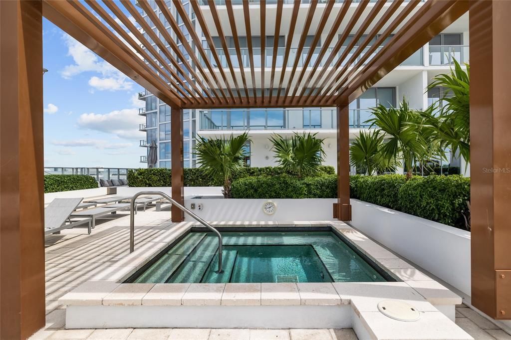 合同活跃: $1,999,000 (4 贝兹, 3 浴室, 3036 平方英尺)