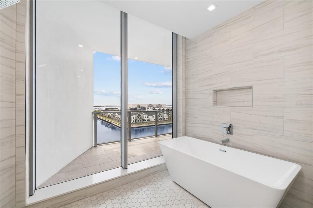 合同活跃: $1,999,000 (4 贝兹, 3 浴室, 3036 平方英尺)