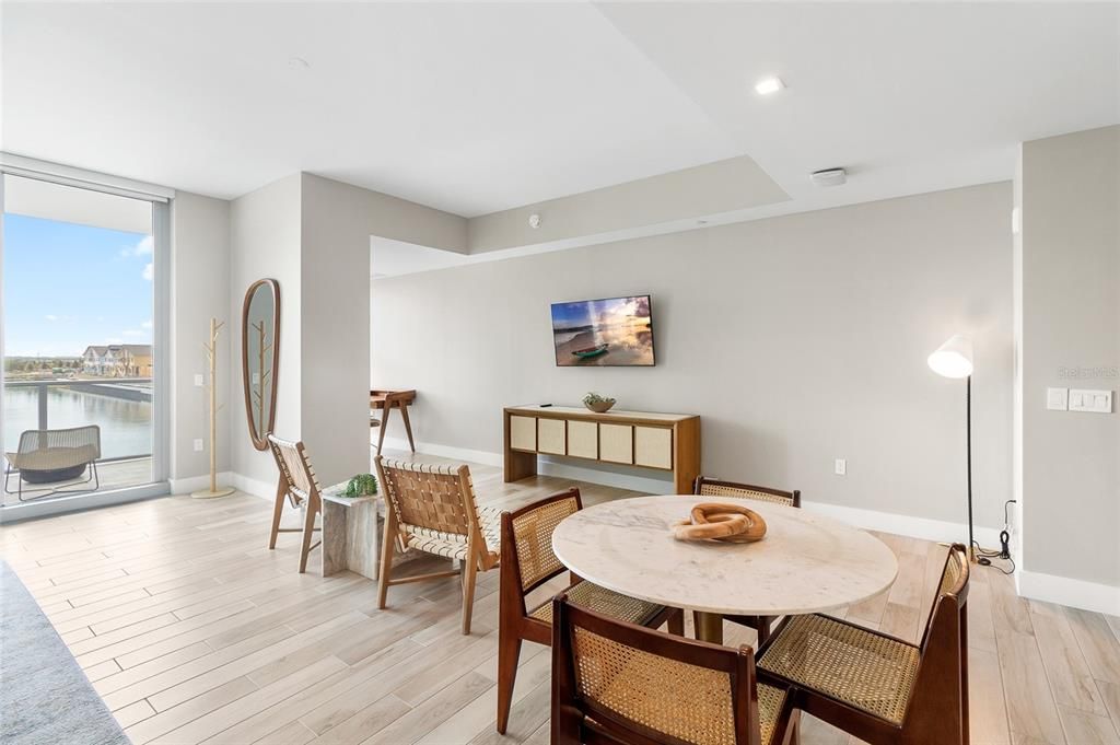 合同活跃: $1,999,000 (4 贝兹, 3 浴室, 3036 平方英尺)