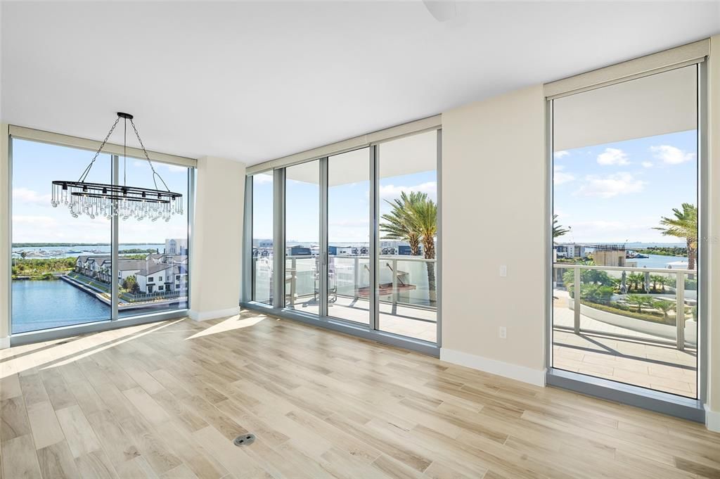 合同活跃: $1,999,000 (4 贝兹, 3 浴室, 3036 平方英尺)