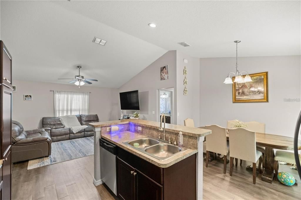 For Sale: $244,900 (3 beds, 2 baths, 1233 Square Feet)