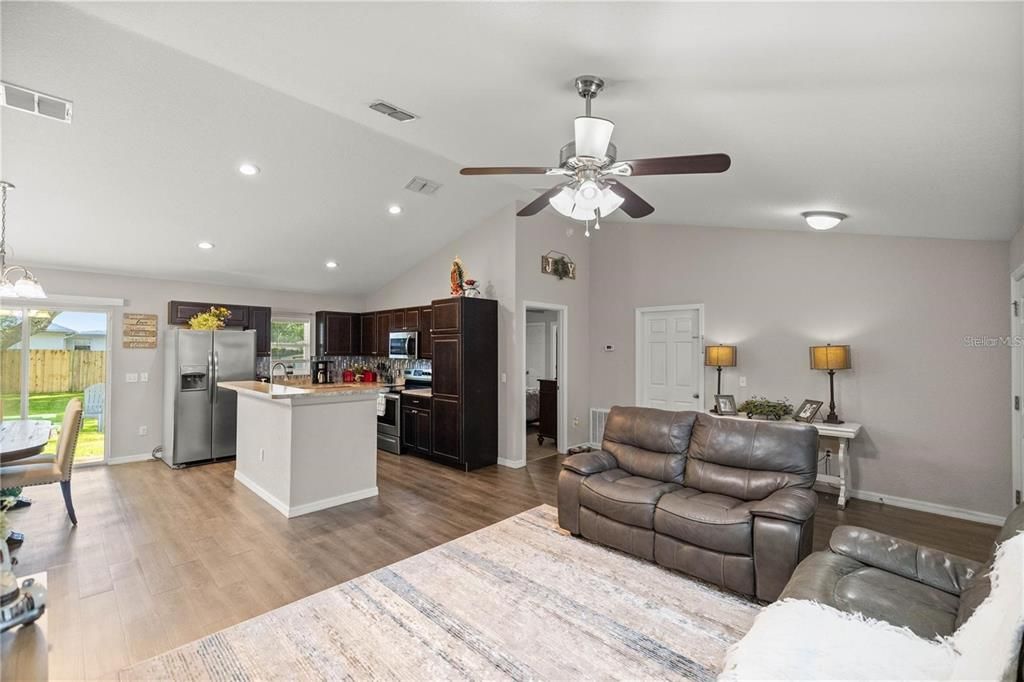 For Sale: $244,900 (3 beds, 2 baths, 1233 Square Feet)