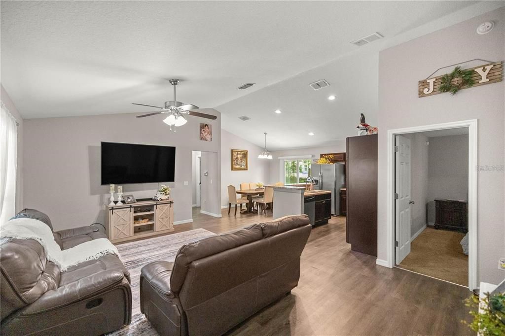 For Sale: $244,900 (3 beds, 2 baths, 1233 Square Feet)