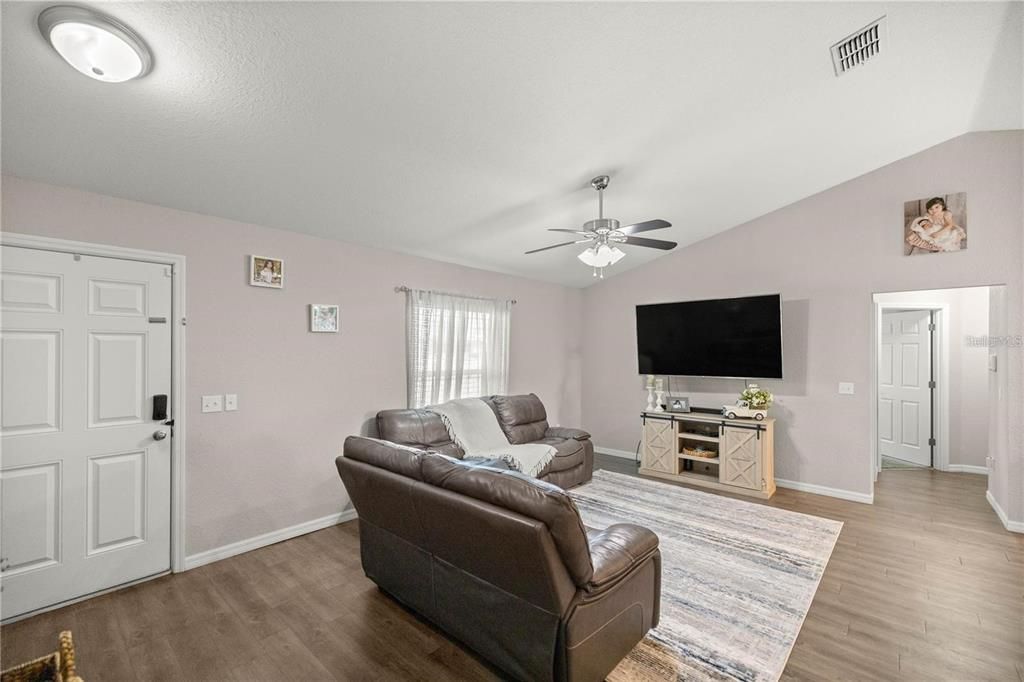 For Sale: $244,900 (3 beds, 2 baths, 1233 Square Feet)