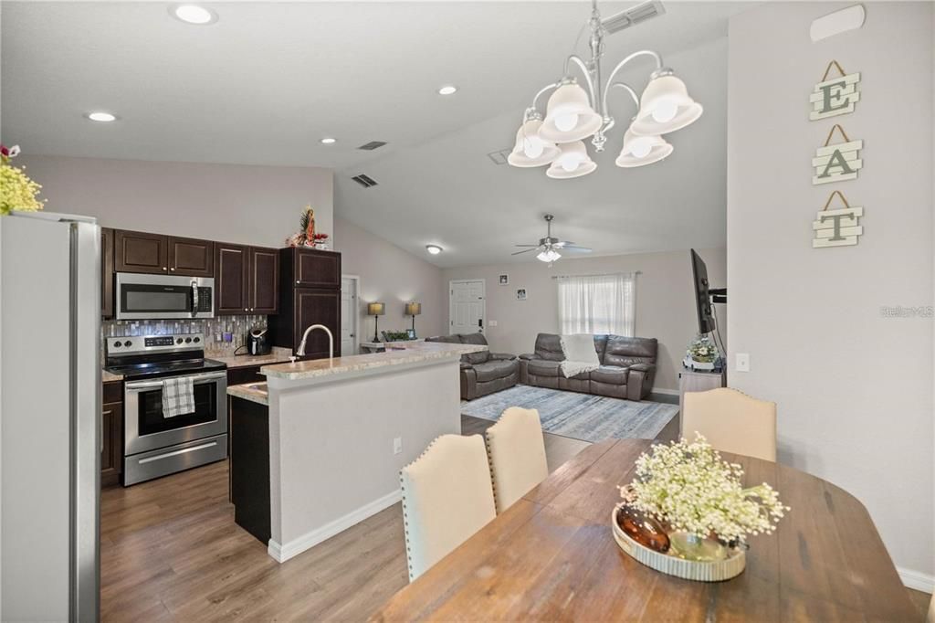 For Sale: $244,900 (3 beds, 2 baths, 1233 Square Feet)